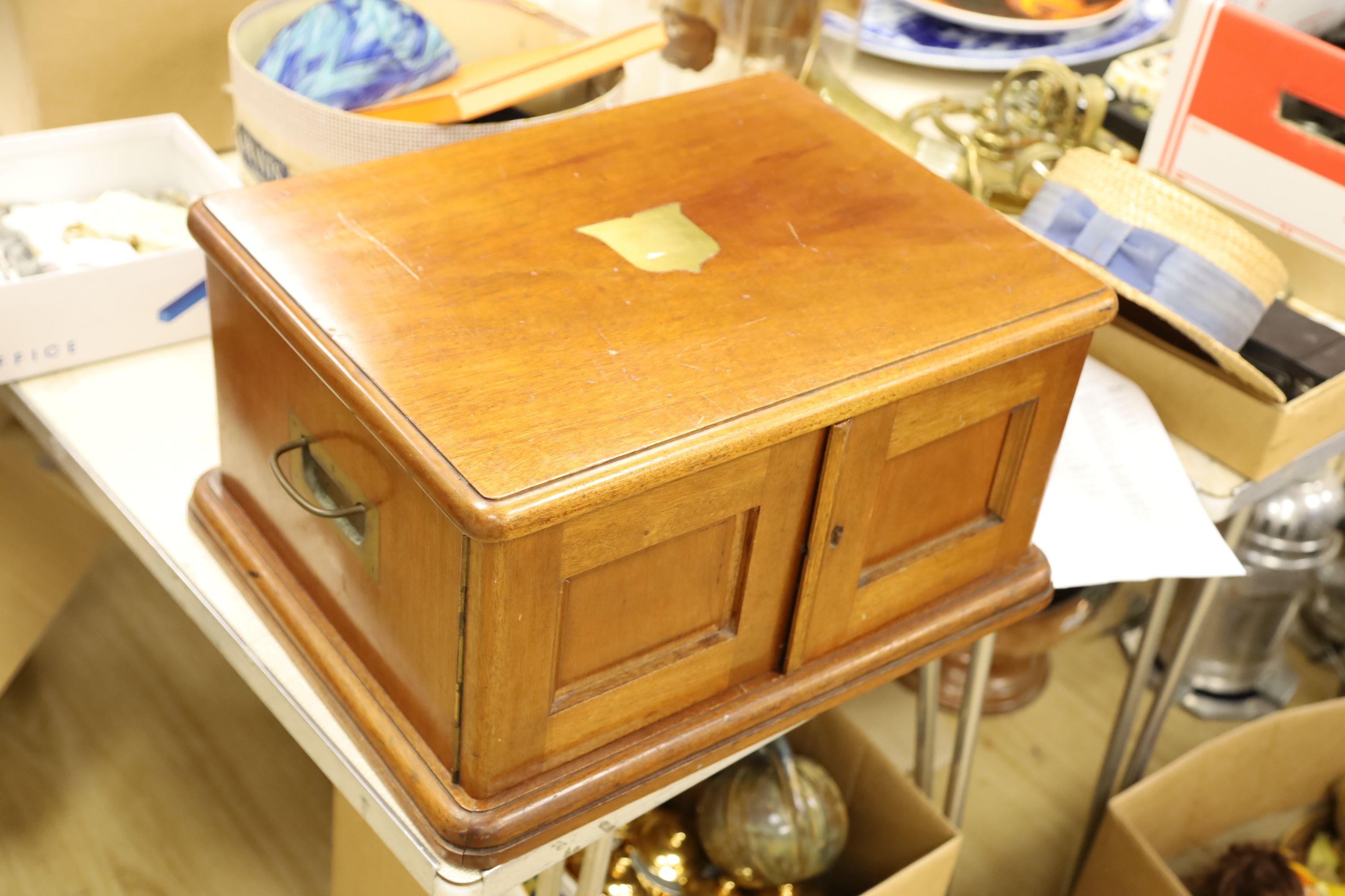 A Victorian mahogany cutlery box (no contents)